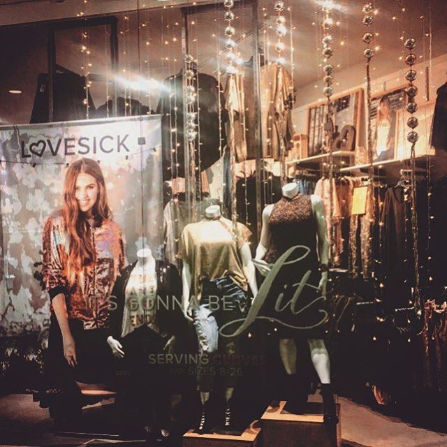 Ornaments + Jute = Boho Christmas @lovesickfashion #holidaywindow #visualdesign #judithvonhopf #lovesick