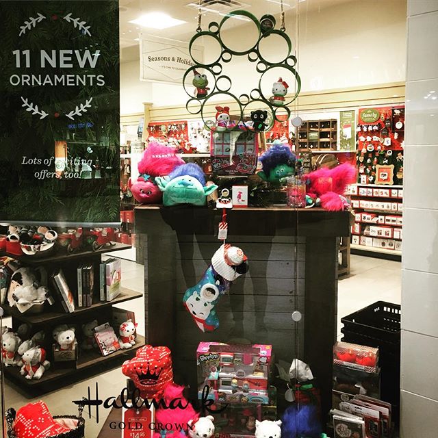 Hallmark Holiday Window 🎄🎁✨#judithvonhopf #holidaylook #hallmark