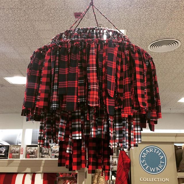 Plaid Chandelier | Macy's Home #judithvonhopf #holidaylook #macys #plaid